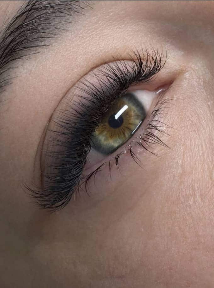 Blødt volume lash-resultat fra Permanent Lami Lash Ainyra i Hadsten.